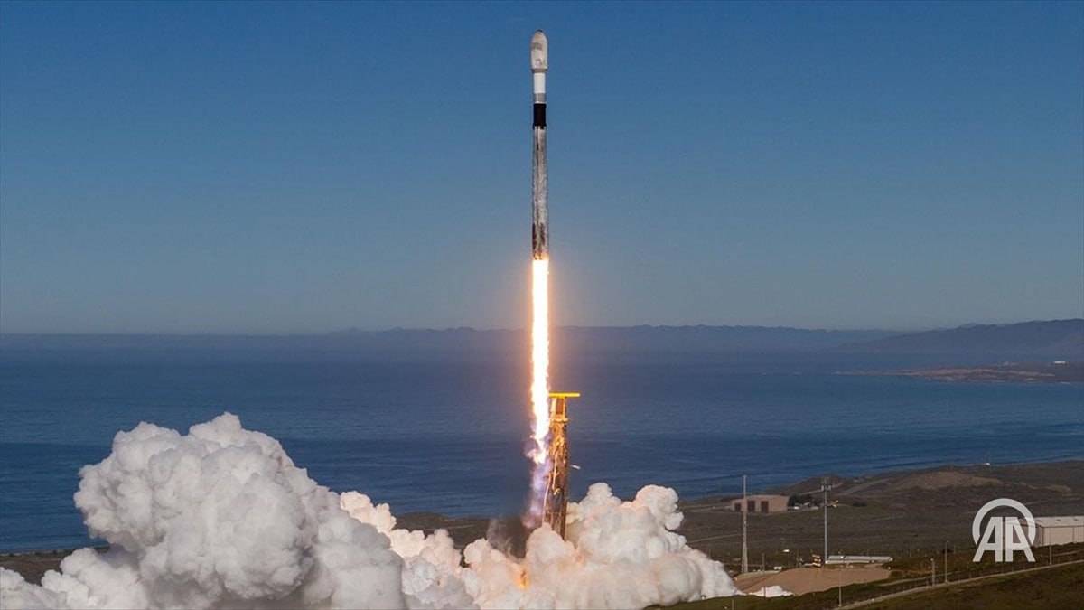 Разработанный Fergani Uzay полностью национальными средствами первый турецкий орбитальный трансферный аппарат YTA FGN TUG S01 приступил к выполнению миссии на орбите Как сообщила компания Baykar Fergani Uzay Teknolojileri основанная председателем совета директоров и техническим лидером Baykar Сельчуком Байрактаром успешно вывела свой первый YTA FGN TUG S01 на орбиту 28 ноября 2025 года с базы Космических сил США Ванденберг в Калифорнии Аппарат был запущен ракетой SpaceX Falcon 9 миссия Transporter 15 в 21 44 по турецкому времени Подробнее на нашем сайте v aa com tr 3759774 24 7 в сутки с Агентством Анадолу