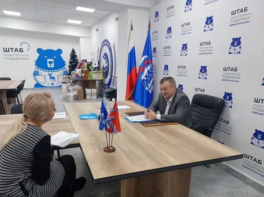 В областном центре стартовала декада приемов в региональной общественной приемной председателя Единой России Д А Медведева   Сегодня в приемной работал исполняющий обязанности мэра Магадана Александр Малашевский Одна из обратившихся рассказала о давней проблеме с вентиляцией в многоквартирном доме Многочисленные обращения в управляющую компанию к сожалению не принесли результата Исполняющий обязанности мэра отметил что эта проблема требует сложного технического решения и значительных финансовых затрат Профильным ведомствам муниципалитета будет поручено организовать тщательное обследование дома чтобы выявить причину неисправности а также отработать вопросы по поиску источника финансирования для ее устранения   vmagadanpress com в областном центре стартовала декада