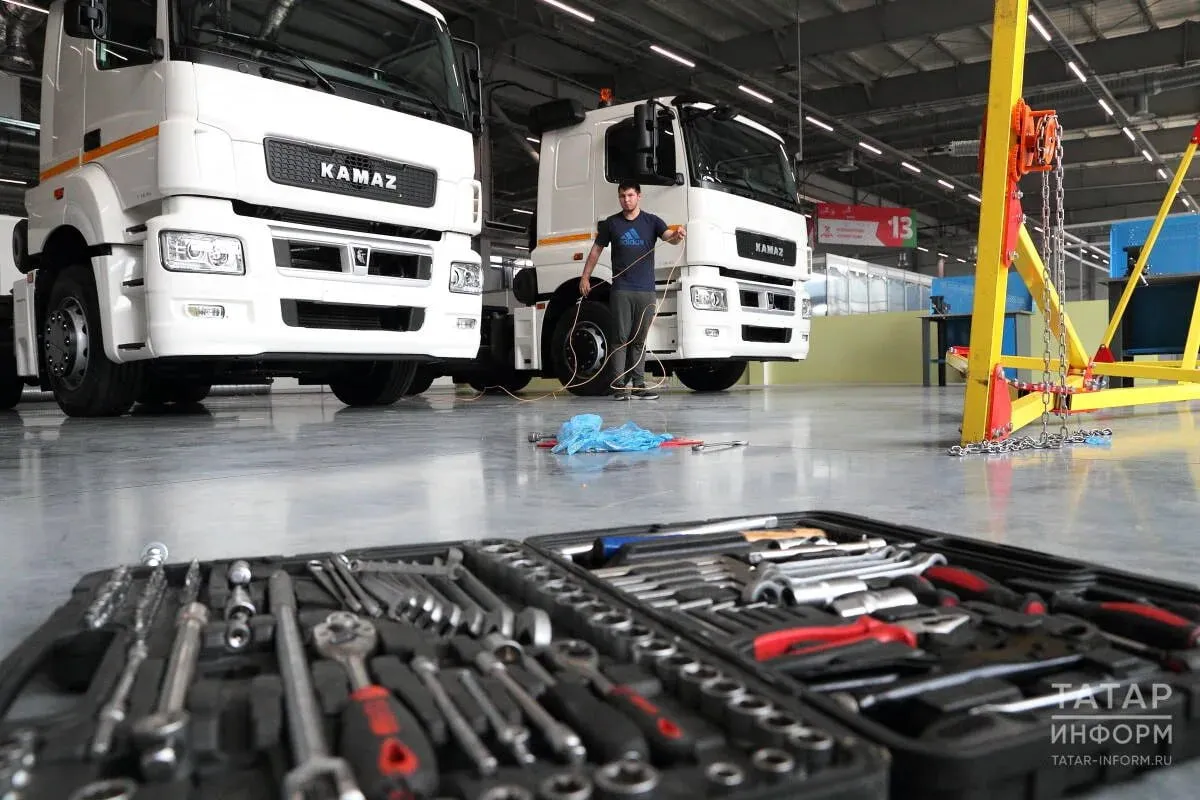КАМАЗ в первом квартале снизил продажи грузовиков на 10 до 3 тыс Российский рынок грузовых автомобилей в первом квартале 2026 года показал снижение на 30 В январе марте 2026 года на учет встало около 9 тыс грузовиков сообщил директор агентства АВТОСТАТ Сергей Целиков в своем канале в мессенджере MAX При этом КАМАЗ упрочил позиции заняв почти 35 рынка за три месяца продано 3 1 тысячи тяжелых КАМАЗов Тем не менее продажи у автогиганта все равно снизились на 10 по сравнению с аналогичным периодом прошлого года Подробнее на сайте Татар информ Рынок рухнул слишком быстро КАМАЗ о том когда наступит свет в конце тоннеля Татар информ в МАХ