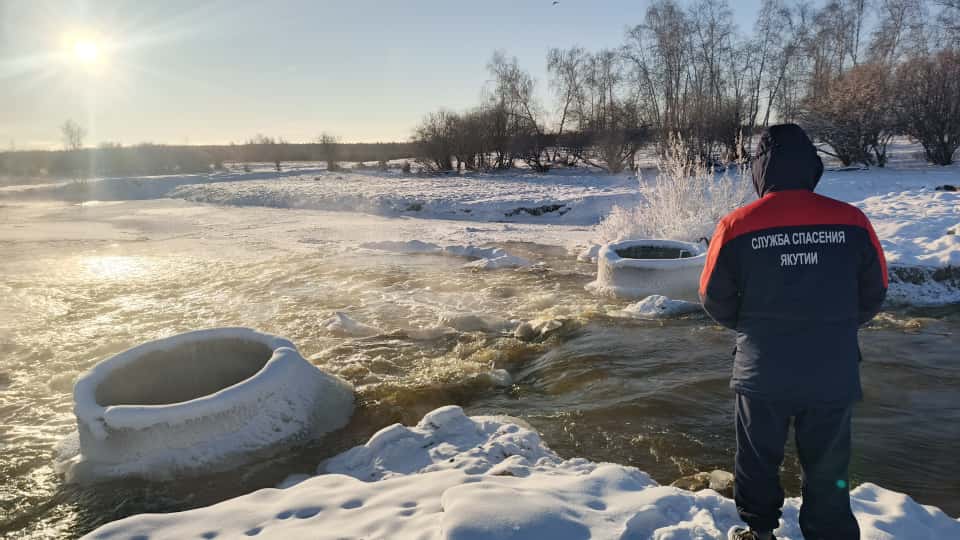 В Чурапчинском улусе произошел прорыв дамбы Сегодня 5 ноября во время сброса воды с дамбы Кладбищенская в с Харбала 2 я произошел прорыв По состоянию на 11 50 ширина прорыва составляет 4 метра при глубине 30 40 см Угрозы подтопления населенного пункта нет Высота воды ниже критического уровня на 4 метра Происшествие может вызвать трудности при заготовке льда и передвижению по автозимнику Сейчас ведутся работы по подготовке к ремонту дамбы которые будут произведены 7 ноября Ситуация находится на контроле Службы спасения Якутии на месте работают спасатели Чурапчинского филиала Таттинского поисково спасательного отряда