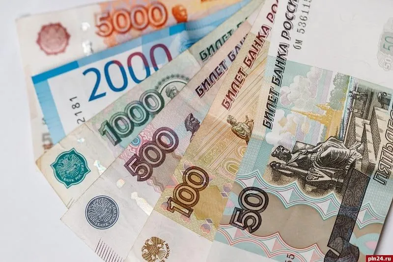Средние зарплаты выше 200 тысяч рублей в РФ получают в пяти отраслях Росстат опубликовал данные о зарплатах по отраслям за февраль 2026 года Лидеры рынка там где требуются высокая квалификация особые условия труда или работа с акцизными товарами Топ 5 отраслей со средней зарплатой выше 200 тыс рублей Табачное производство 355 000 абсолютный лидер Финансы и страхование 217 000 Добыча нефти и газа 207 000 IT сфера 207 000 Воздушный и космический транспорт 205 000 Для сравнения Средняя зарплата по России в феврале 103 900 Средняя зарплата в Псковской области по итогам 2025 года 63 454 Важно цифры указаны до вычета НДФЛ и включают премии В расчёт берутся доходы всех сотрудников в том числе топ менеджмента что поднимает среднюю планку Разрыв между регионами и отраслями лидерами остаётся значительным это один из ключевых вызовов для рынка труда ПЛН в MAX