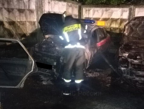 В Калуге ночью подожгли служебные автомобили На улице Тульской в Калуге подожгли 5 автомобилей. По данным МЧС Калужской области, происшествие случилось около 23:00 12мая. Возгорание устраняли 8 специалистов. На место был направлен инспектор ГПН.