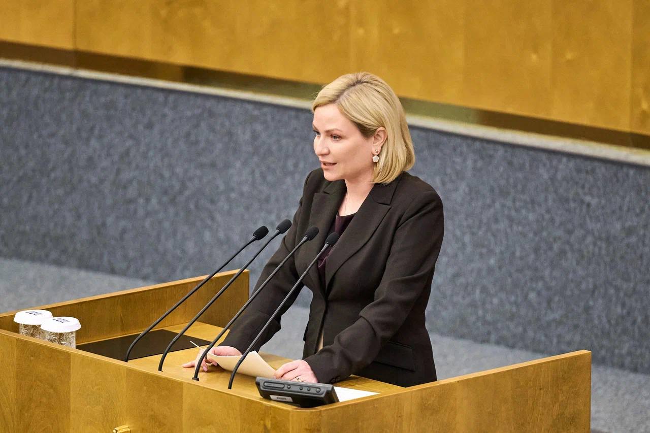 Выступила с докладом о развитии культурного сотрудничества со странами СНГ на Правительственном часе Важным механизмом творческого взаимодействия традиционно является проведение обменных Дней и Фестивалей культуры, которые способствуют продвижению нематериального культурного наследия, традиций и ценностей многонационального народа России. Благодаря госпрограмме «Поддержка и продвижение русского языка за рубежом» у нас появилась возможность организовывать в государствах-участниках СНГ выставки и гастроли, а также мастер-классы, лекции и литературно-музыкальные вечера с участием наших ведущих артистов. Ещё одним мощным драйвером популяризации русского языка является отечественный кинематограф. Мы инициировали создание Евразийской киноакадемии и Открытой Евразийской Кинопремии «Бриллиантовая бабочка». Вручение первых наград состоится в Москве в конце ноября. Продолжаем реализацию программы поддержки русских театров зарубежья. В этом году помощь в создании постановок получат 15 театров в 9 странах СНГ. Кроме того, к концу 2026 года будет построено новое здание Государственного русского драматического театра имени Владимира Маяковского в Душанбе. В День Победы в Москве состоялось первое выступление Большого молодежного сводного хора государств – участников СНГ. На сцену в парке «Зарядье» вышли 250 талантливых молодых исполнителей из стран Содружества. Особую значимость сегодня имеет вопрос социокультурной адаптации мигрантов из стран СНГ. Вместе с депутатами Госдумы и коллегами из Минпросвещения и Минобразования мы должны разработать комплексную систему, в которую войдёт набор культурологических правил и ценностей.