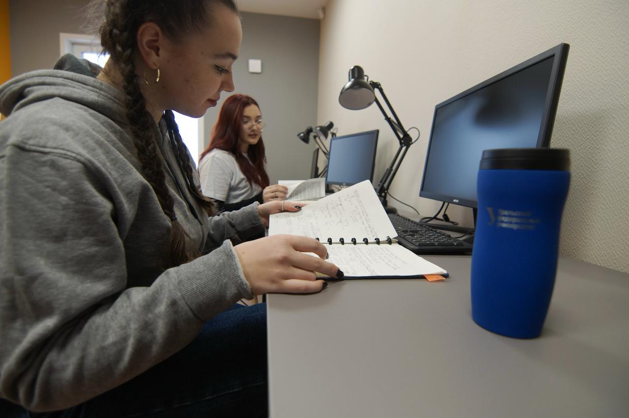В УрФУ студентам и преподавателям официально разрешили пользоваться искусственным интеллектом Приказ об этом подписал и о ректора Илья Обабков Преподаватели могут использовать системы ИИ чтобы создавать учебные материалы делать тесты для студентов а также проверять задания Студентам можно применять нейросети для решения учебных задач если это разрешил преподаватель ИИ поможет делать конспекты практиковать иностранные языки писать ВКР и научные работы Административному персоналу университета тоже можно прибегать к помощи ИИ Нейросети позволят автоматизировать рутинные задачи готовить отчетность прогнозировать показатели работы университета анализировать образовательные тренды собирать обратную связь от выпускников Не открывается ссылка Попробуйте эту   tinyurl com 8xwupbwh