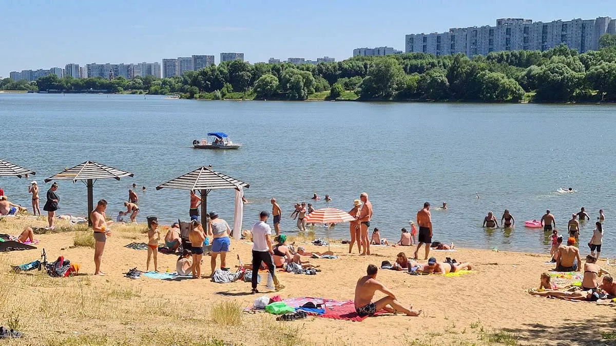 Купальный сезон в Москве может стартовать уже в конце мая когда вода прогреется до комфортных 16 17 градусов В столице уже готовят пляжи водолазы очищают водоемы убирают мусор и проверяют береговые линии Не грузятся фото видео Мы в Max
