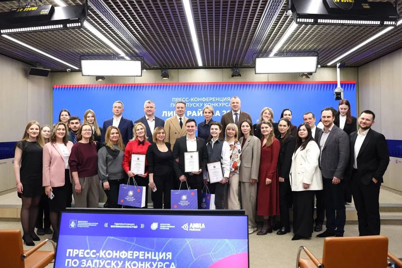 Новый сезон конкурса общественных проектов Лица района стартовал в Москве Стартовал седьмой сезон московского конкурса Лица района Заявки принимаются до 31 мая За время существования конкурса Лица района москвичи подали порядка пяти тысяч заявок многие из которых получили поддержку города Конкурс входит в состав экосистемы Территория возможностей где горожане могут предложить свои идеи в культурной образовательной или общественной деятельности отметил директор Городского центра профессионального и карьерного развития города Москвы член партии Единая Россия Евгений Андриенко Главное нововведение сезона отдельное направление для патриотического волонтерства и гуманитарной помощи Горожане часто обращаются ко мне с общественными инициативами Люди хотят помогать но не всегда знают где заручиться поддержкой Поэтому я предложил сделать патриотическое волонтерство и гуманитарную помощь отдельным направлением конкурса Лица района Я верю что у каждой доброй идеи всегда есть путь к реализации заявил депутат Государственной Думы Российской Федерации член фракции Единая Россия Евгений Попов Участвовать могут жители от 18 лет а также организации и объединения Победители получают от города информационную ресурсную и образовательную поддержку Подать можно как готовый проект так и идею Подробности о конкурсе на сайте Единая Россия