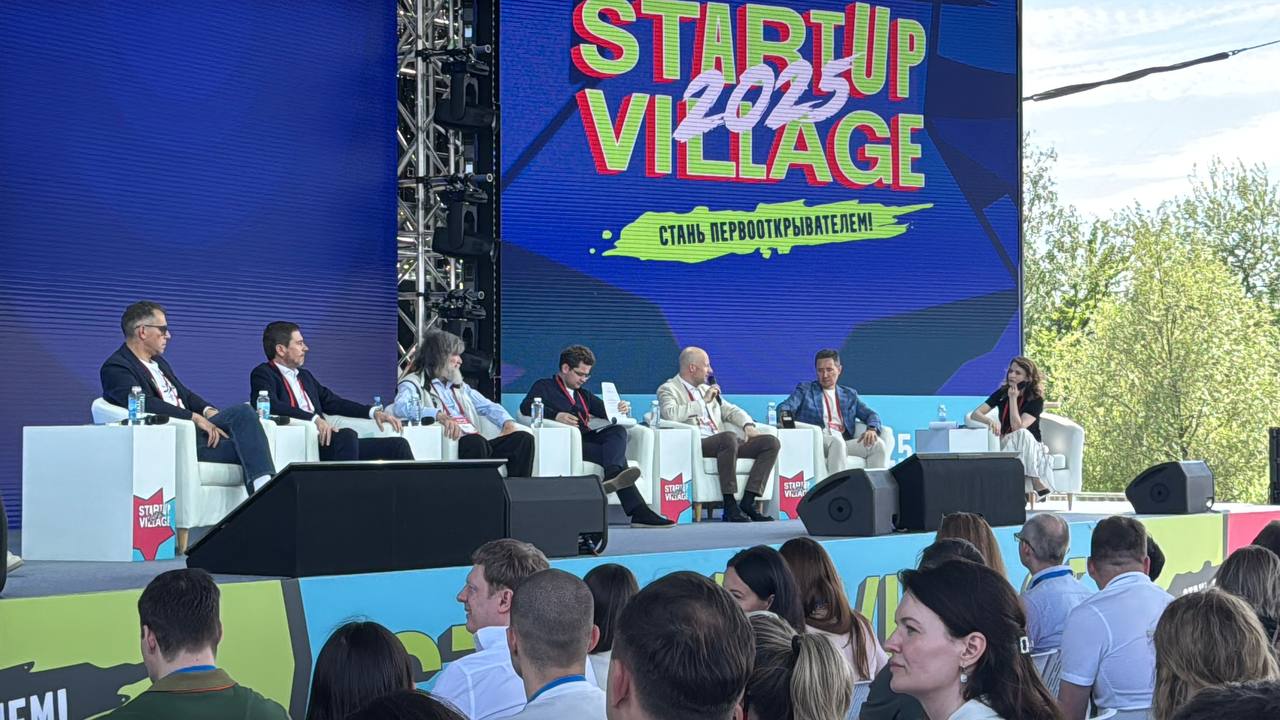 в Центральном парке Сколково в рамках StartUp Village прошла Визионерская сессия: «Стань первооткрывателем. На пути к лидерству в технологиях» Кирилл Каем, Заместитель председателя Правления по приоритетным направлениям технологического развития, Главный управляющий директор, Фонда «Сколково»: «Искусственный интеллект стремительно развивается и будет быстро капитализироваться. В настоящее время формируется новый сегмент рынка – агенты искусственного интеллекта, которые будут приносить реальную пользу, используя крупные системы GPT для конкретных бизнесов. Вторая тема – это энергетика и источники энергии, включая не только аккумуляторы, но и сверхпроводники. Прорывы в этой области возможны либо в холодной плазме, либо в сверхпроводниках. Это еще не стартап, а скорее исследовательская работа. К слову, есть стартапы, работающие с высокотемпературными сверхпроводниками, и даже авиадвигатели проходят тестирование на их основе. Я видел самолеты с двигателями, основанными на высокотемпературных сверхпроводниках, они проводили отдельные испытания. Ну и третья тема, моя любимая, – это биология и все, что с ней связано. Мы накопили достаточно знаний в области генетики, чтобы перейти к новым этапам исследований». Прямые трансляции: VKВидео НОП — официальный информационный партнёр #НОП