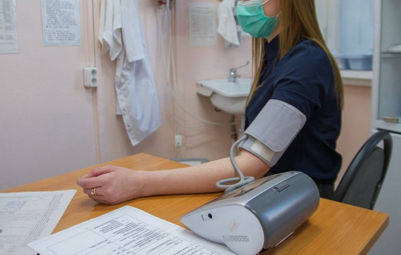 В Иркутской области проходит неделя осведомленности о болезнях сердца В Приангарье с 9 по 15 февраля проходит тематическая неделя осведомленности о заболеваниях сердца приуроченная к Международному дню осведомленности о врожденных пороках сердца 14 февраля Специалисты напоминают что болезни системы кровообращения БСК включающие патологии сердца сосудов и сосудов головного мозга по прежнему остаются основной причиной смертности и инвалидизации населения не только в России но и в Иркутской области По предварительным данным за 2025 год от болезней системы кровообращения в области умерло более 15 тыс человек Из этого числа около 5 тыс человек от ишемической болезни сердца значительная доля от осложнений артериальной гипертензии и около 300 человек непосредственно от острого инфаркта миокарда отметил заведующий кафедрой кардиологии ИГМАПО Константин Протасов Эксперты подчеркивают коварство этих заболеваний которые часто развиваются бессимптомно Артериальную гипертензию называют безмолвным убийцей Ею страдает около 40 населения но головная боль при повышении давления бывает менее чем в 50 случаев Норма давления меньше 140 90 мм рт ст для всех и от возраста она мало зависит подчеркнул Константин Протасов Главный инструмент раннего выявления регулярная диспансеризация и профилактические медицинские осмотры Подписывайтесь на Правительство Иркутской области в МАХ