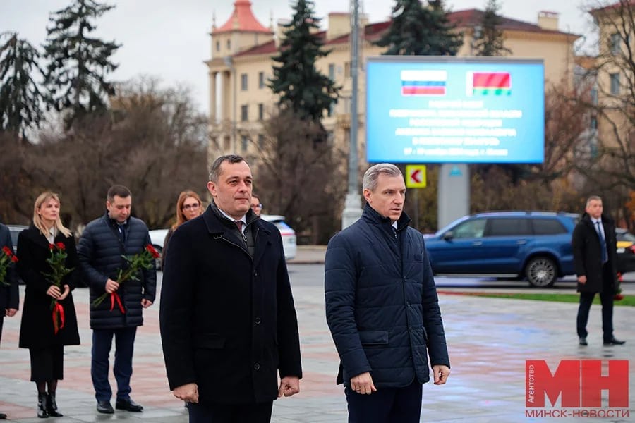 Делегация Смоленской области возложила цветы к монументу Победы.   Церемония прошла с участием первого заместителя председателя Мингорисполкома Надеждой Лазаревич и губернатора Смоленской области Василия Анохина.   Участники почтили память павших в годы Великой Отечественной войны. Гимны обеих стран исполнил оркестр роты почетного караула. Надежда Лазаревич отметила, что у гостей вызывает интерес промышленный потенциал Беларуси:    У Смоленской области много сельскохозяйственных земель, уже обсуждается поставка тракторов и прицепной сельскохозяйственной техники. Сегодня делегация посетит МЗКТ.  «Минск-Новости» MINSKNEWS.BY Telegram Viber FB  VK Inst TikTok  YouTube