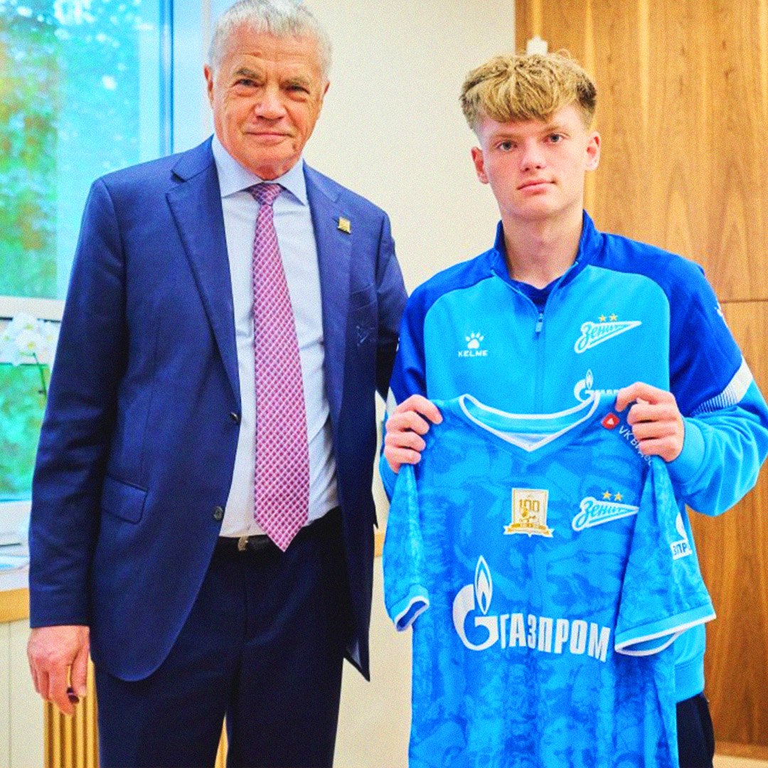 17 летний вингер Зенита Вадим Шилов получил травму крестообразной связки на тренировке он является самым перспективным футболистом России по версии СЭ   Вся статистика Шилова в приложении ГОЛ