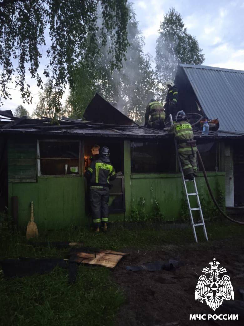 #ДежурныеСутки Ночью огнеборцы МЧС России ликвидировали пожар в дачном доме в пгт. Нижний Одес на площади 55 квадратных метров. Пострадавших нет. Предварительная причина пожара – нарушение требований пожарной безопасности при эксплуатации отопительной печи. Главное управление МЧС России по Республике Коми напоминает: будь осторожен при использовании открытого огня; не храни дрова и уголь на предтопочном листе; не перекаливай печь; не используй печи, имеющие сквозные прогары и трещины; не оставляй без присмотра топящиеся печи, а также не поручай надзор за ними малолетним детям; установи пожарный извещатель - он предупредит об опасности. МЧС Республики Коми