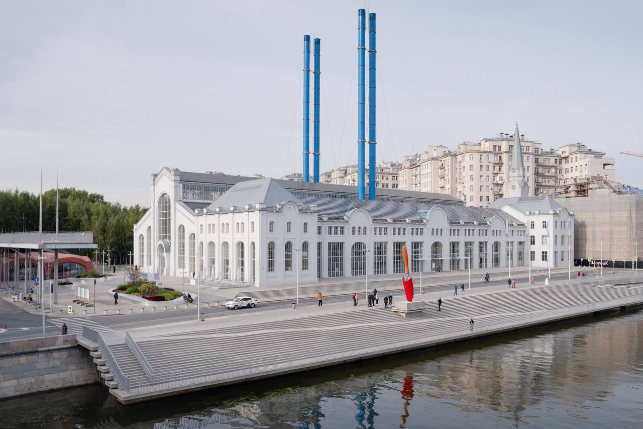 С 1 по 3 ноября в ГЭС 2 пройдет первый книжный фестиваль объединяющий всех кто создает и ценит литературу Нас ждут живые дискуссии с писателями поэтические чтения лекции просветителей и открытые заседания книжных клубов На парковке развернется ярмарка с книгами от ведущих издательств Вход свободный подробная программа кстати