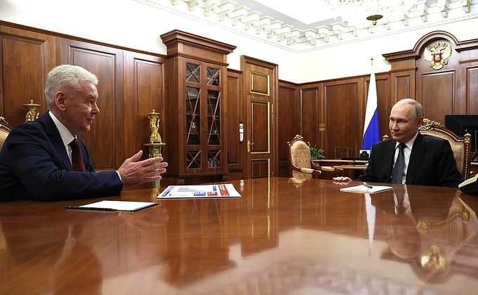 Президент провёл рабочую встречу с мэром Москвы Сергеем Собяниным. Обсуждались вопросы экономики, промышленности, строительства и модернизации инфраструктурных объектов столицы В.Путин: Добрый день! Сергей Семенович, Москва традиционно демонстрирует очень хорошие показатели практически по всем направлениям, в том числе по инвестициям. Как Вы сами оцениваете? С.Собянин : Владимир Владимирович, несмотря на все объективные трудности, – а объективные трудности у нас всегда есть, – даже в нынешней непростой ситуации, может быть, как раз нам иногда её не хватает, чтобы демонстрировать такие хорошие итоги работы. За последний год экономика приросла на 5,5 процента, а вообще за шесть лет, во время и пандемии, и санкций и так далее, экономика Москвы выросла на четверть. Это неплохая динамика. В.Путин: Хорошая динамика, плюс 25 процентов. С.Собянин: Причем каждый год в плюс идем. ... Подробнее>>>