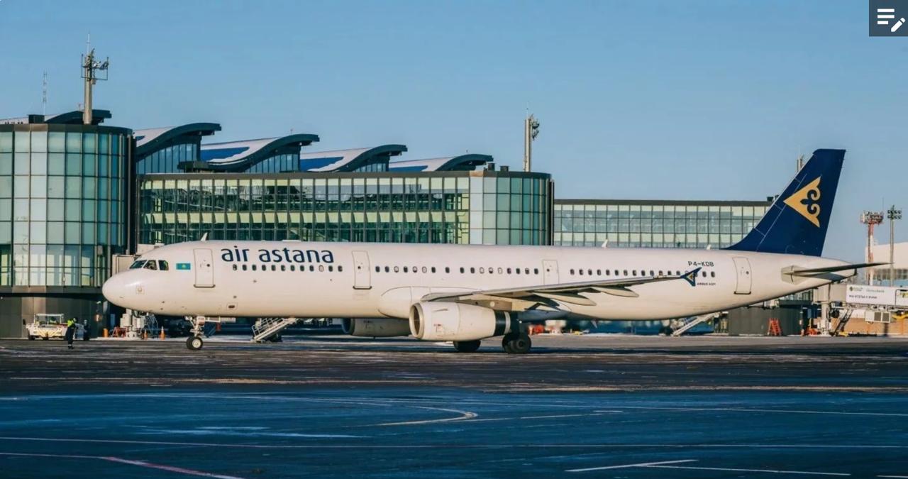 Air Astana меняет расписание рейсов в Индию В авиакомпании уточнили, что регулярные рейсы KC 907/908 и KC 963/964 по маршруту Алматы — Дели — Алматы с 9 по 18 мая будут отменены. При этом рейсы KC 291/292 Алматы — Мумбаи — Алматы будут выполняться по средам, четвергам и воскресеньям, но с изменением маршрута. «Полёты будут осуществляться по более продолжительному альтернативному маршруту на воздушных судах Airbus A320 и Airbus A321LR», — говорится в сообщении. Пассажиры отменённых рейсов смогут получить полный возврат стоимости билетов или бесплатно изменить дату полёта. Кроме того, авиакомпания организует три репатриационных рейса для возвращения граждан Казахстана и других пассажиров. Ранее Air Astana сообщила об отмене рейсов между Алматы и Дели на фоне обострения конфликта между Индией и Пакистаном. • Фото: пресс-служба Air Astana.