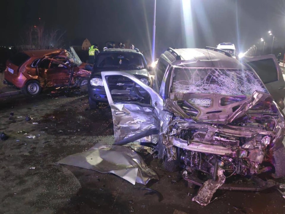 В Оренбурге осудили виновника смертельной аварии на Донгузской  Авария произошла 17 ноября 2024 года на 1-м проезде улицы Донгузской.   34-летний житель Соль-Илецка за рулем «Лады Калины» выехал на встречку, где лоб в лоб столкнулся с «Ларгусом». В салоне второй машины находились семь человек, включая ребенка.     Водитель «Ларгуса» скончался в больнице, а трое пассажиров были госпитализированы с серьезными травмами.   Суд назначил виновнику 2 года колонии-поселения с лишением прав на 2 года.    Кроме того, потерпевшие получат компенсацию морального вреда на 1,1 млн.  Фото: архив УМВД Оренбуржья.