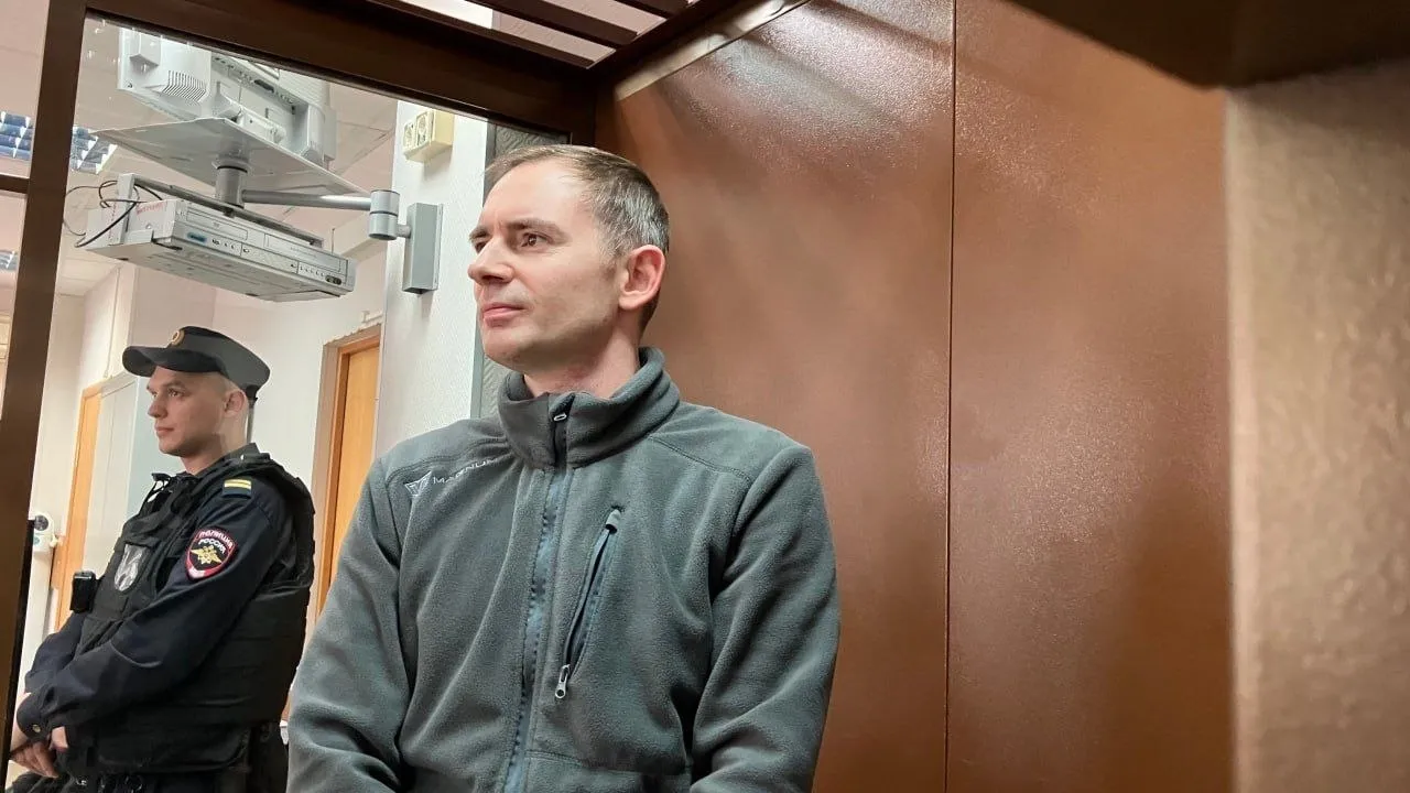 Зампреду Яблока Максиму Круглову продлили меру пресечения по делу о распространении заведомо ложных сведений о ВС РФ ч 2 ст 207 3 УК Политик останется в СИЗО ещё как минимум до 25 октября Фото Медиазона Подписаться Связаться Поддержать Patreon Буст