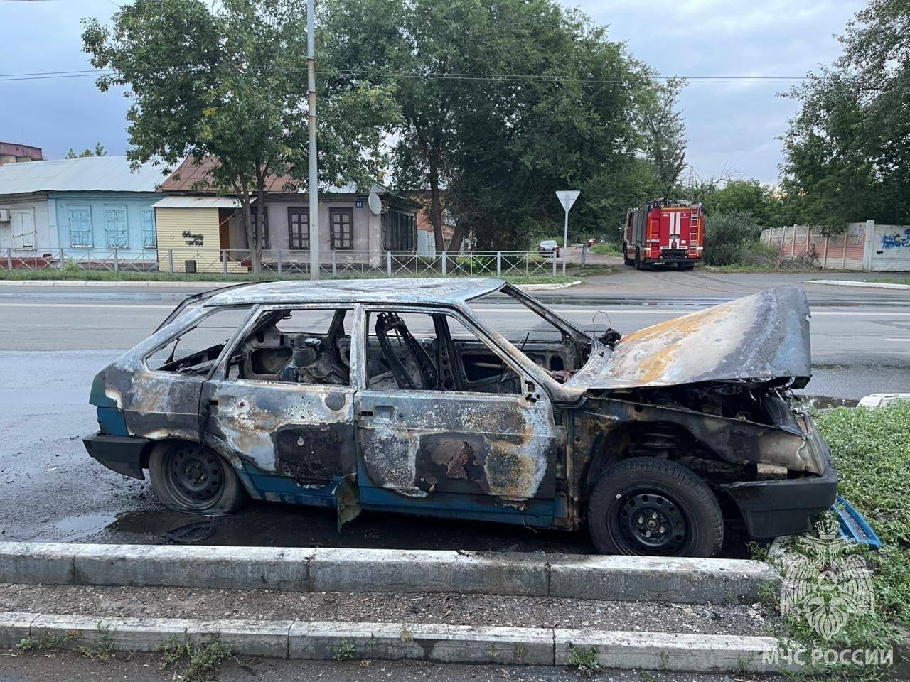 Сгорел автомобиль. В Оренбурге пожарные боролись с возгоранием на Цвиллинга Возгорание произошло в салоне легкового автомобиля. Площадь составила 3 квадратных метра. На месте работали пожарные 6 ПСЧ регионального управления МЧС России. Предположительная причина - поджог. Пострадавших нет.