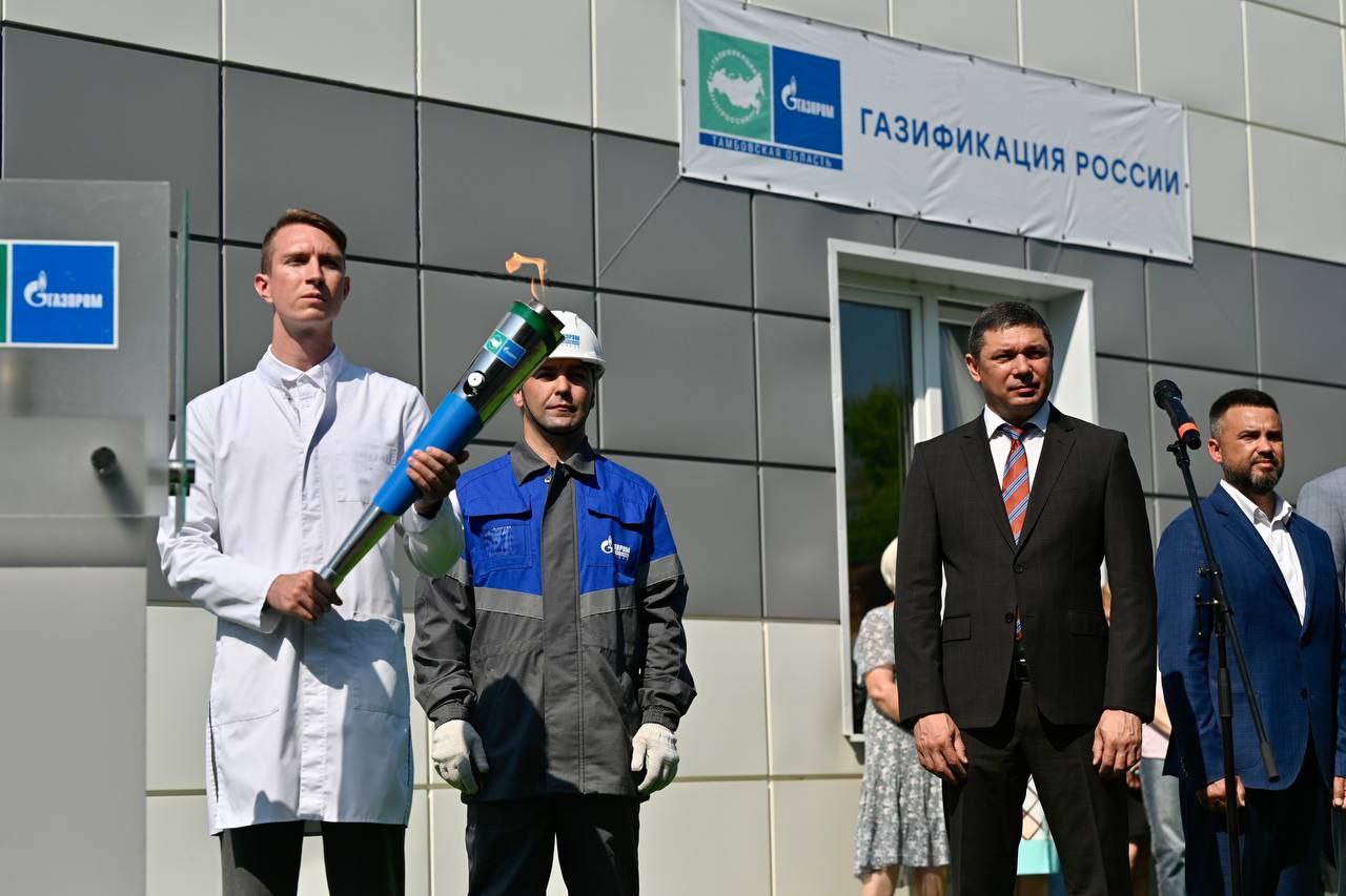 Сегодня подключили к сетевому газу новый фельдшерско-акушерский пункт в селе Сампур, построенный по нацпроекту "Здравоохранение". В режиме телемоста в рамках экспозиции Министерства энергетики РФ команду на пуск газа дали председатель Совета Федерации Валентина Ивановна Матвиенко и министр энергетики России Сергей Евгеньевич Цивилёв. Для жителей села строительство этого объекта было долгожданным. А газификация сделает ФАП ещё удобнее для врачей и пациентов. Тамбовская область продолжает занимать первое место в России по реализации программы догазификации. До конца 2025 года мы завершим газификацию всех социально значимых объектов с опережением сроков. Благодаря Владимиру Владимировичу Путину в приоритетном порядке газ подводится не только к жилым домам, но и к школам, детским садам и медицинским учреждениям.
