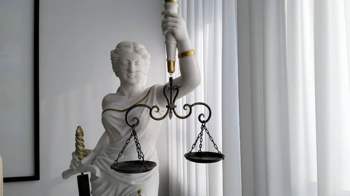 В Самарской области полицейские задержали мужчину угрожавшего убийством сожительнице в ходе пьяной ссоры   В Отдел МВД России по Большеглушицкому району обратилась местная жительница с заявлением об угрозе убийством   Поводом для визита в правоохранительные органы стал конфликт с сожителем произошедший на бытовой почве Как пояснила полицейским сама потерпевшая причиной ссоры стало распитие спиртных напитков ее гражданским мужем   В ходе выяснения отношений злоумышленник пригрозил сожительнице убийством после чего повалил ее на пол и начал душить Пострадавшей удалось вырваться и выбежать из квартиры Она немедленно обратилась за помощью в полицию   По данным полицейских подозреваемым оказался 25 летний безработный местный житель В ходе опроса он полностью признал свою вину и раскаялся в содеянном ГТРК Самара MAX lВК lОК lСАЙТ