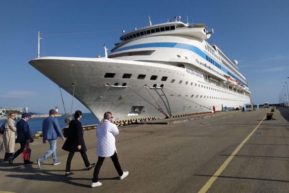 В следующем году на лайнере Astoria Grande из Сочи планируют запустить международные круизы в Италию и на Мальту Об этом сообщает компания перевозчик Первый круиз с 10 октября на Мальту с остановками на Миконосе в Катаколоне Олимпии Катании на Мальте в Афинах и Амасре Второй с 24 октября в Италию с заездами в Стамбул Катаколон Олимпию Неаполь Чивитавеккью Рим Палермо Афины и Амасру Для путешествия необходимо оформить шенгенскую визу В этом году из Сочи запустили круизы в Грецию С января на лайнере который стартовал в 2022 м перевезли примерно три тысячи пассажиров Фото Ирина Белова РГ Подписаться на Российскую газету в Читать нас в MAX