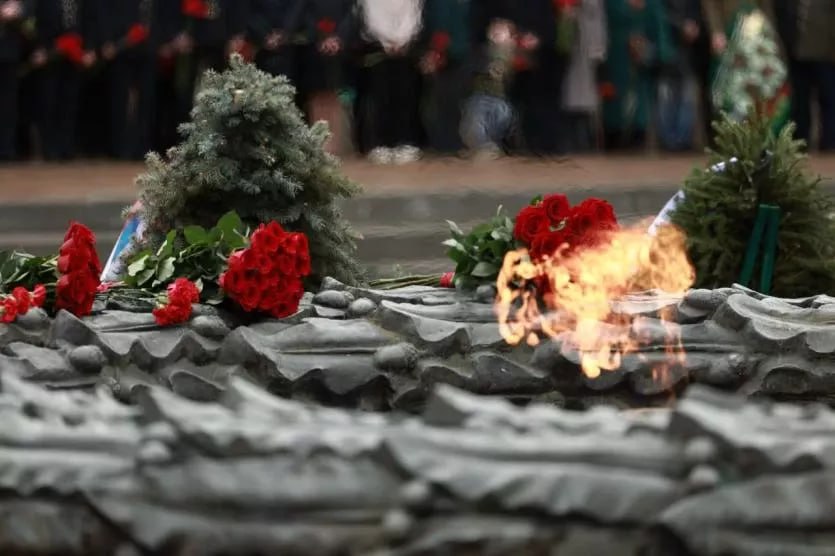 Решили пожарить яйца в Долгодеревенском вандалы осквернили символ памяти о героях Великой Отечественной Неизвестные осквернили мемориал в конце августа сообщение о случившемся было зарегистрировано в ОМВД России по Сосновскому району Виновных пока не нашли ПОДРОБНЕЕ URALPRESS RU