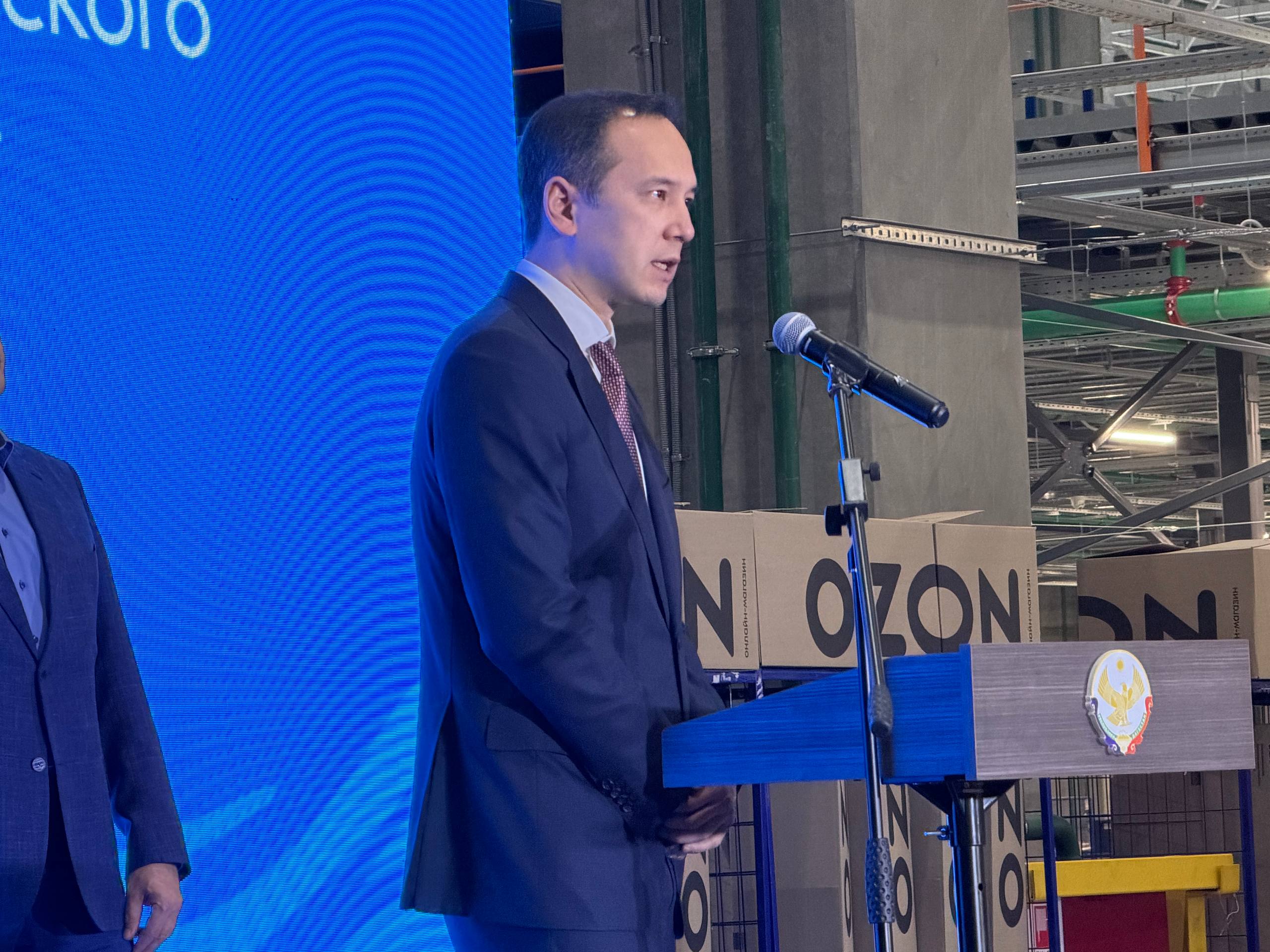 Вице президент по взаимодействию с органами государственной власти компании Ozon Дмитрий Ким Новый логистический комплекс ускорит сроки доставки заказов даст жителям республики развивать свой бизнес открывать свои пункты выдачи заказов И очень важна что экономика Дагестана получит новый импульс развития Фото РИА Дагестан Рустам Каниев