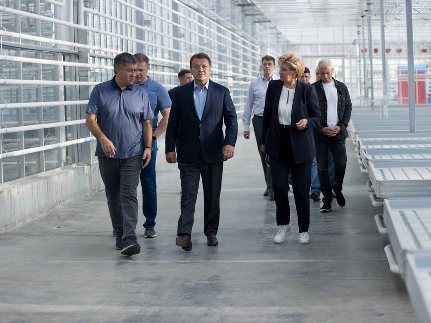 Ильсур Метшин осмотрел новый тепличный комплекс в Казани  В Казани близится к завершению строительство современного тепличного комплекса МУП «Горводзеленхоз» на улице Даурской. Новый объект позволит вдвое увеличить объёмы выращивания рассады для городских зелёных насаждений — до 2,5 млн цветов, включая 1,2 млн тюльпанов, что станет рекордным показателем для города. Сейчас в теплице проходят пуско-наладочные работы. Строители планируют сдать комплекс в сентябре, а первую рассаду высадить уже в декабре. Контроль за ходом строительства осуществил мэр Казани Ильсур Метшин. Об этом сообщили в мэрии.  Подробнее на сайте.   Подписаться   Сообщить новость
