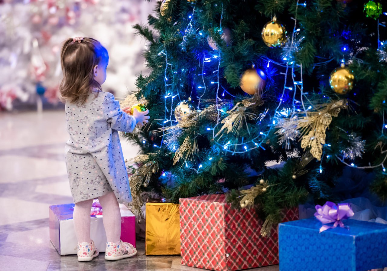 Опрос показал как челябинцы относятся к новогодним подаркам   gubernia74 ru articles society 1137792 Крупный портал по поиску работы провел опрос челябинцев чтобы выяснить как горожане относятся к подаркам любят больше их дарить или получать Как оказалось 49 жителей Челябинска испытывают счастье как от дарения подарков так и от их получения Еще 26 опрошенных признались что им больше нравится дарить подарки в то время как 14 предпочитают исключительно получать их   t me chgub