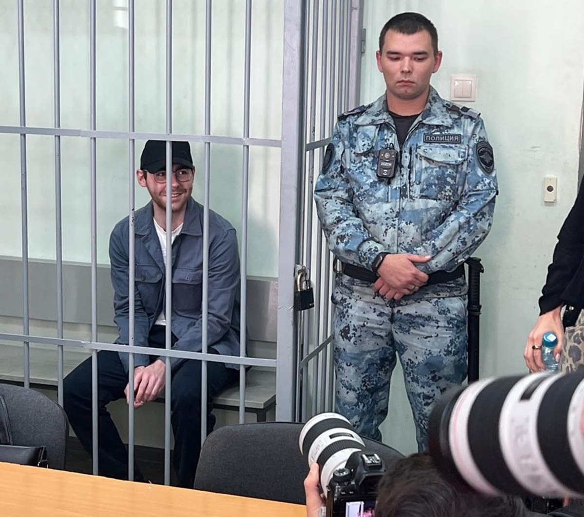 Редактор Ura. ru Денис Аллаяров останется под стражей до 4 октября 2025 года — решение сегодня подтвердил Свердловский областной суд.  31 июля Ленинский районный суд Екатеринбурга продлил меру пресечения для Аллаярова по ходатайству следователя, назначив содержание под стражей сроком на два месяца. Редактор обвиняется по ч. 3 ст. 291 УК РФ — дача взятки за совершение должностным лицом заведомо незаконных действий  бездействий .  Защитники Аллаярова обжаловали решение. Однако мера пресечения оставлена без изменений  Фото: ТГ-канал «Суды Свердловской области»   «Уральский меридиан»