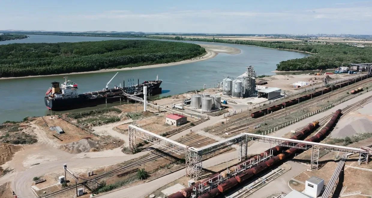 Румыния завладела Джурджулештским портом единственным выходом Молдовы к морю О завершении сделки сообщил румынский депутат Нику Штефэнуцэ назвавший её грамотной стратегической инвестицией Мне нравится серьёзность и единство которые демонстрирует Молдова заявил евродепутат Минэк республики же сообщил что сделка о продаже Румынии порта Джурджулешты пока не завершена но она отвечает национальным интересам Молдовы  Порт Джурджулешты находится в 133 км от Черного моря на слиянии рек Прут и Дунай Его построили в 2006 году на территории которой Украина поменялась с Молдовой