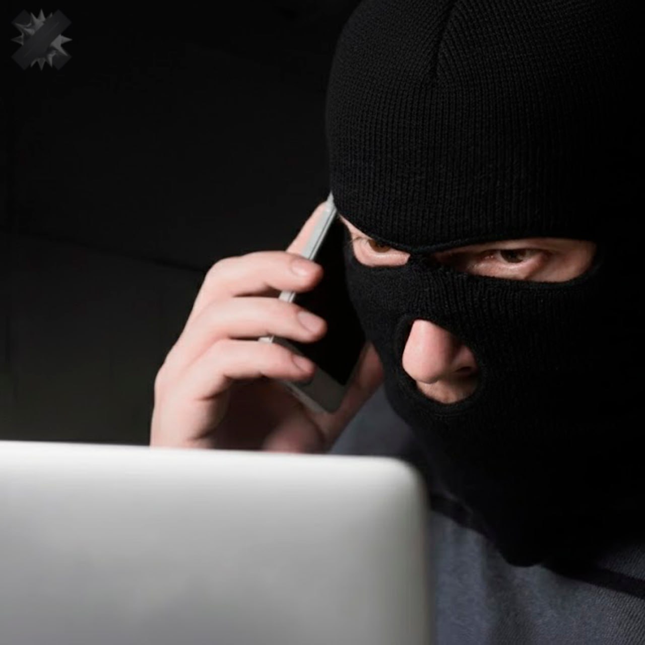 Распознать мошенника можно по фразам безопасный счёт и ФСБ Профессор Тимофей Нестик посоветовал ориентироваться на собственные ощущения если вас торопят вызывают тревогу или ажиотаж пора класть трубку Сами слова могут меняться но суть одна мошенники давят на эмоции и требуют немедленных действий   понял а предупрежу близких все мошенники прочитавшие эту новость тоже поняли НМШ