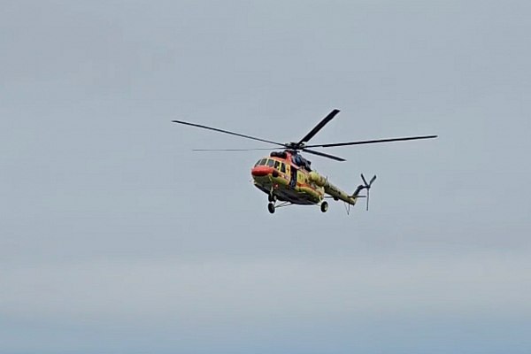 Вертолет Ми-8 Национальной службы санитарной авиации спас матроса в Беринговом море Вертолет Ми-8 Национальной службы санитарной авиации НССА Госкорпорации Ростех эвакуировал матроса с рыболовно-крилевого траулера «Владимир Старжинский», который ходил в Анадырском заливе в акватории Берингова моря. 28-летний член экипажа получил открытый перелом ноги. Ему потребовалась срочная медицинская помощь. Об этом сообщает AVIA.RU со ссылкой на данные Ростеха. «Операция по спасению длилась три с половиной часа. За это время вертолет Ми-8 долетел до промыслового судна. Пилоты "закрепили" положение машины над палубой траулера и с помощью спасателей на лебедочной грузовой системе подняли пациента на борт. Спасатели контролировали процесс подъема с палубы судна, надежно фиксируя трос оборудования, чтобы не допустить вращение носилок с пациентом во время операции. Первую медицинскую помощь мужчина получил во время полета», – рассказали в НССА. aviaru.net/n285607