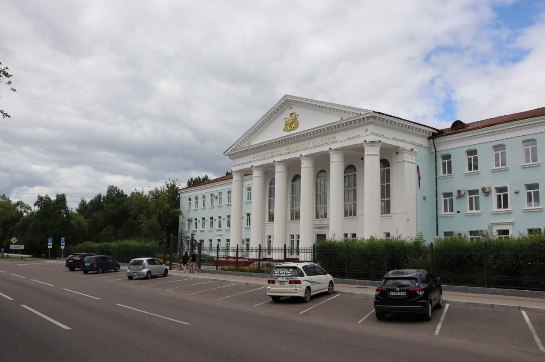  В Приамурье 19 абитуриентов из КНР поступают на первый курс в медакадемию. Восемь из них уже зачислены, рассказали в пресс-службе АГМА. — Они изучали русский язык, химию, биологию. Кроме того, еще 11 китайских абитуриентов собираются сдавать вступительные экзамены в августе. Они изучали русский язык на подготовительном факультете педуниверситета или в школах в Китае, и сейчас будут поступать к нам на первый курс. Впервые после пандемии у нас будет такое количество первокурсников из КНР. Ребята из разных провинций. В прошлом году на первый курс поступали только трое абитуриентов из КНР, — отметила специалист академии по работе с иностранными обучающимися Наталия Титова. Кроме этого, в вуз уже зачислены четверо студентов, которые будут учиться по квоте правительства РФ — двое из Зимбабве, по одному — из Бенина и республики Сьерра-Леоне.