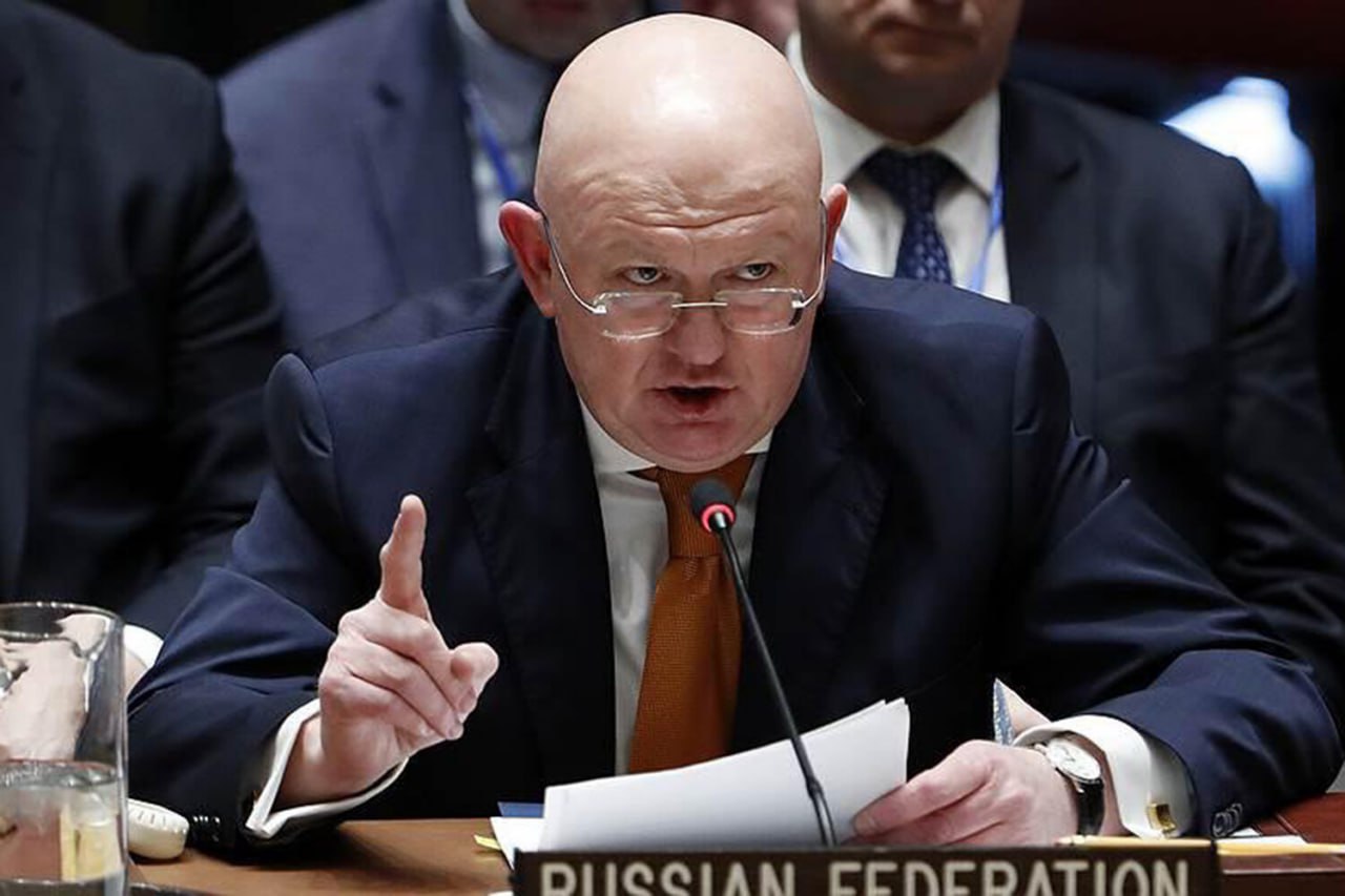 Зеленский и его команда хотят обмануть и дезориентировать Трампа, заявил постпред РФ при ООН Василий Небензя. Цель Киева - "любой ценой" вернуть США на антироссийские и русофобские позиции. У новой американской администрации за последние месяцы открылись глаза относительно режима Зеленского, заявил дипломат. Небензя также отметил, что никакие санкции и другие враждебные по отношению к России шаги не предотвратят поражение киевского режима. Россия будет продолжать СВО до тех пор, пока Киев будет провоцировать Москву ударами по гражданской инфраструктуре. Выбор сейчас за Украиной: мир по итогам переговоров или "неминуемое поражение на поле боя с иными условиями окончания конфликта".