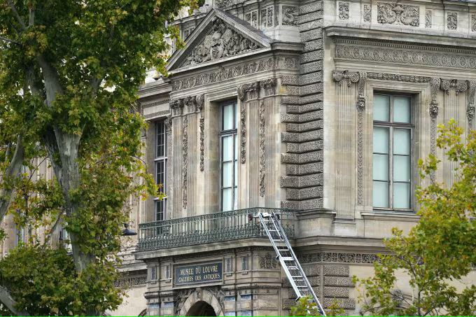 Во Франции задержаны еще четверо подозреваемых в ограблении Лувра Двое мужчин и две женщины Таким образом число предполагаемых похитителей достигло восьми Однако местонахождение украденных ценностей до сих пор выяснить не удалось Наш канал в MAX