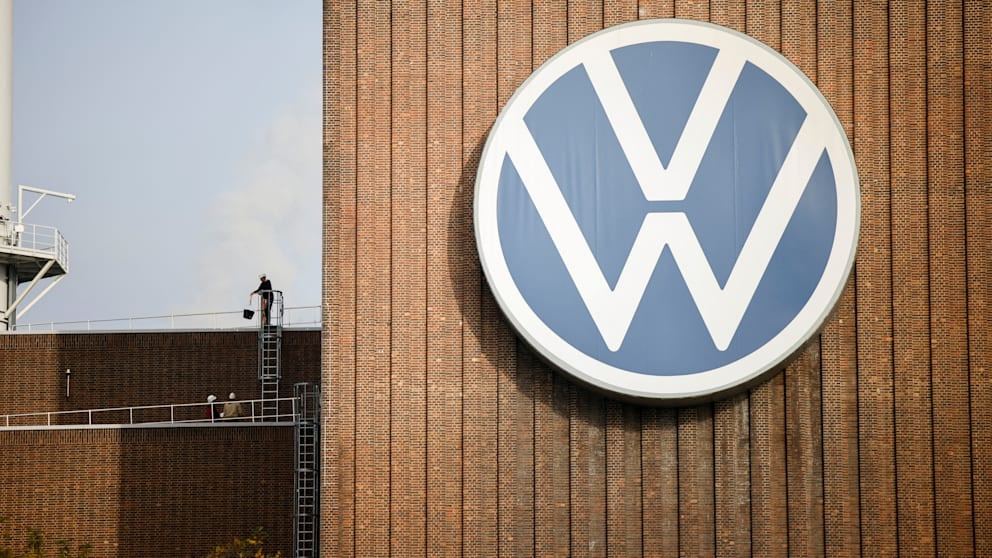 Volkswagen намерен закрыть не менее трех заводов в Германии   Автомобильный концерн Volkswagen собирается сократить десятки тысяч рабочих мест, закрыв как минимум три больших завода в Германии.   Председатель рабочего совета концерна Даниэла Кавалло сообщила, что работодатель уже проинформировал своих сотрудников о соответствующих планах.   По словам Кавалло, закрытие, в частности, грозит заводу в Оснабрюке, который недавно потерял надежду на большой заказ от компании Porsche.