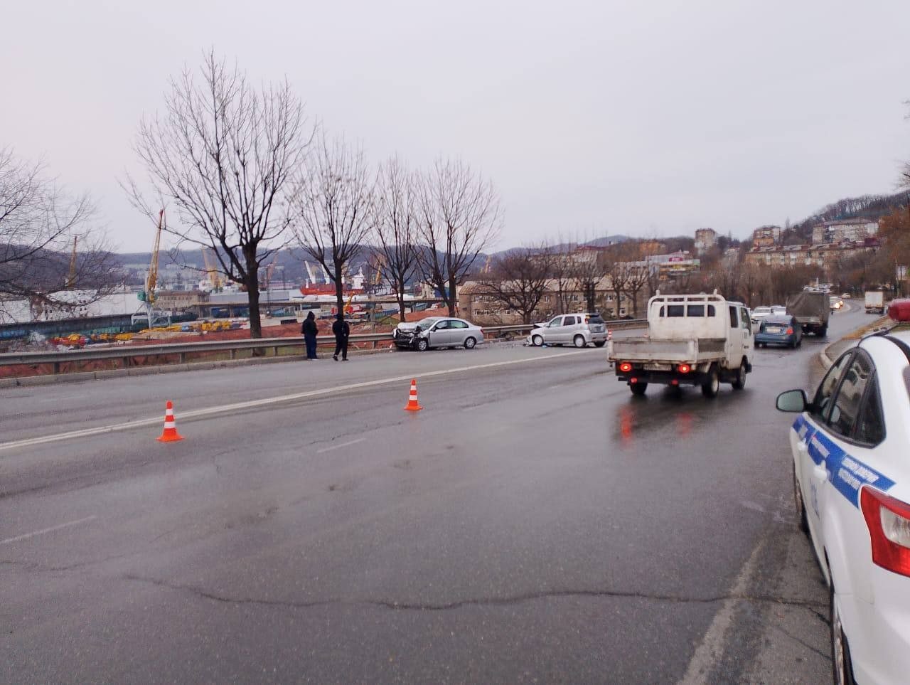 Полиция проводит проверку по факту ДТП возле ГУМа   В дежурную часть Госавтоинспекции поступило сообщение о ДТП на Находкинском проспекте. На место происшествия выехали сотрудники полиции и бригада скорой помощи.  Установлено, что 24-летняя девушка за рулем Suzuki Swift на скользком участке дороги не справилась с управлением, осуществила выезд на встречную полосу, в результате чего совершила столкновение с автомобилем Toyota Corolla Axio под управлением 47-летнего водителя.  В результате происшествия травмы получили оба водителя и двое пассажиров Toyota Corolla Axio: 41-летняя женщина и 16-летний мальчик.  По факту ДТП возбуждено административное производство по ст. 12.24 КоАП РФ. Назначено проведение ряда исследований. Устанавливается степень тяжести вреда, причиненного здоровью участников автоаварии