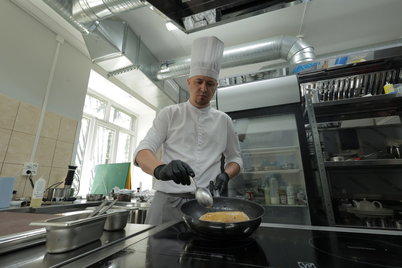 Вкус победы: в Вологде выбрали лучших поваров страны    Завершился федеральный этап Всероссийского конкурса «Лучший по профессии» в номинации «Повар».   ‍  15 лучших мастеров кулинарного искусства из разных уголков страны вышли на арену вкусовых баталий, чтобы доказать: профессия повара — это настоящее искусство.    Сложные задания, авторские рецепты, работа на время и под пристальным взглядом экспертов — и вот имена победителей:   1 место — Константин Балдышев, Вологодская область   2 место — Михаил Осовалюк, Свердловская область   3 место — Александр Гониашвили, Чувашия  Лауреаты получат денежные призы: 1 млн рублей — за первое место, 500 тыс. рублей — за второе место и 300 тыс. рублей — за третье место.     Сотни гостей и зрителей стали частью праздника: мастер-классы, гастрономические шоу, профтуры, ярмарки вакансий — всё, чтобы вдохновить новое поколение поваров.    Финальное награждение всех номинаций конкурса «Лучший по профессии» состоится в декабре в Москве.   #минтруд #минтруд_работа #ЛучшийпоПрофессии