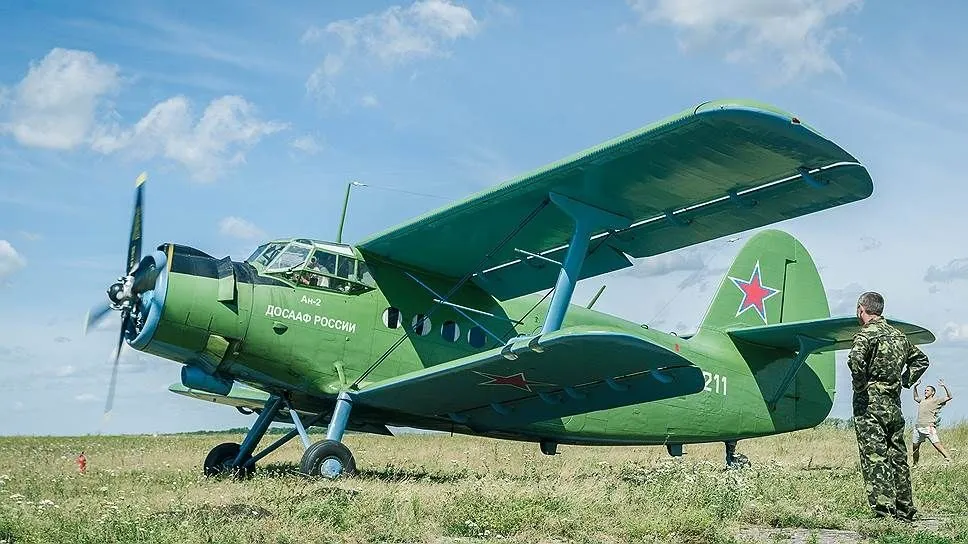 Санкции возвращают в прошлое власти делают ставку на восстановление Ан 2 Из за ограничений и разрыва международных поставок Россия планирует вернуть в строй до 700 списанных самолётов Ан 2 Об этом сообщает Коммерсантъ С инициативой выступило СибНИА им Чаплыгина По оценке института значительная часть простаивающих машин сохранила до 70 ресурса и может эксплуатироваться ещё 5 7 лет до появления новых самолётов аналогичного класса Отметим после 2022 года поставки запчастей из Европы остановились Детали поступают через параллельный импорт что увеличивает расходы и сроки ремонта Дополнительные трудности создаёт удорожание сертификации и обслуживания отмечают участники отрасли Разработчики предлагают модернизацию самолётов с установкой двигателей от Pratt Whitney и Honeywell а также российских аналогов Однако доступ к западным технологиям остаётся ограниченным что делает такие планы неопределёнными На этом фоне буксует и проект замены Ан 2 ЛМС 901 Байкал Эксперты считают что российской малой авиации придётся выбирать между субсидированием устаревших самолётов или переходом на вертолёты технологии