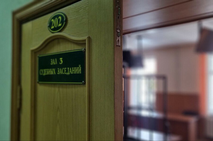 Владелец компании из Благовещенска осужден за мошенничество с использованием служебного положения Уголовное дело несудимого гражданина рассмотрел Благовещенский городской суд В 2021 году амурчанин являясь фактическим руководителем ООО Терминал Плюс предложил знакомому формально стать гендиректором фирмы Но реальное управление и доступ к финансам остались у него же Осенью того же года московская компания заказала в ООО 20 бытовых вагончиков Зная что товар не будет поставлен фигурант решил похитить деньги и заключил договор на 3 7 миллиона рублей Получив предоплату мужчина перестал выходить на связь с покупателем Деньги потратил по своему усмотрению В суде мошенник признал вину и частично возместил ущерб вернув 500 тысяч рублей На момент вынесения приговора он должен был вернуть еще 3 2 миллиона Суд учел смягчающие обстоятельства чистосердечное признание раскаяние возраст состояние здоровья положительную характеристику с места работы отсутствие судимостей и применил статью 64 УК РФ Назначение более мягкого наказания чем предусмотрено В итоге подсудимому назначен штраф в размере 150 тысяч рублей Кроме того он должен возместить оставшиеся 3 2 миллиона рублей ущерба Подписывайтесь на Amur life