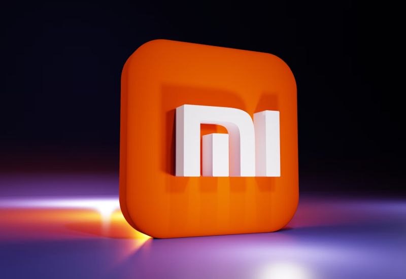 Xiaomi представила открытую ИИ-модель MiMo, которая работает быстрее OpenAI o1-mini  Компания Xiaomi запустила собственную языковую модель искусственного интеллекта MiMo с открытым исходным кодом, способную рассуждать и решать задачи, имитируя человека. По данным Bloomberg, MiMo превосходит по скорости обработки американский o1-mini  OpenAI  и китайский Qwen  Alibaba . Модель близка по функционалу к китайской DeepSeek R1.  Xiaomi поставила перед собой амбициозную цель — разработать сильный искусственный интеллект  AGI , сопоставимый по возможностям с человеческим. После объявления о MiMo акции Xiaomi выросли на 5%, что повлияло на рынок.  В 2024 году Xiaomi также начала выпуск электромобилей и готовит дебют кроссовера YU7 летом 2025.