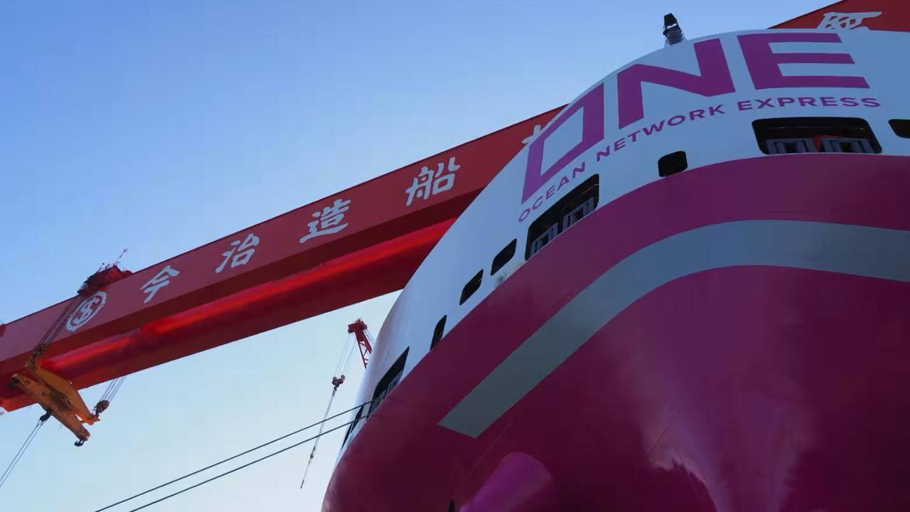 Японские судостроители планируют удвоить мощности на фоне роста Китая Группа японских судостроительных компаний возглавляемая Imabari Shipbuilding планирует инвестировать около 350 миллиардов иен примерно 2 3 млрд в установку крупных кранов и других объектов чтобы удвоить объём производства в стране Решение было принято на фоне растущей конкуренции со стороны Китая который активно развивает свою судостроительную отрасль Инвестиции направлены на модернизацию существующих заводов и строительство новых производственных мощностей что позволит японским компаниям укрепить свои позиции на мировом рынке и обеспечить выполнение заказов от крупных клиентов включая американские компании Япония Транспорт Экономика centralasianow Подписаться на канал