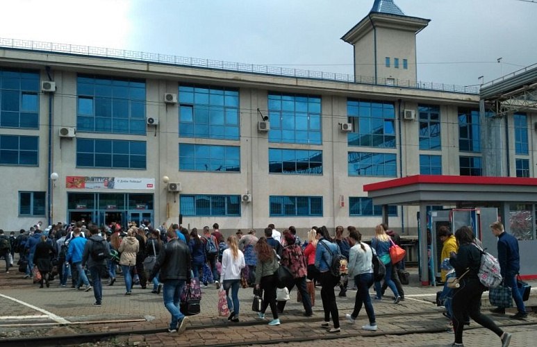 В Ростове менеджера СКЖД заподозрили в распиле бюджета на строительство дороги Сотрудники регионального управления ФСБ выявили схему распила бюджетных средств, которые выделили на модернизацию участка Морозовская — Цимлянская. Один из руководящих сотрудников дирекции капитального строительства СКЖД стал фигурантом дела о хищении денег госпрограммы "Развитие транспортной системы России". Средства выделили на строительно-монтажные работы железнодорожного участка Морозовская — Цимлянская. По материалам дела, подозреваемый вместе с подельниками принимали фиктивные акты выполнения работ, завышая реальные объёмы строительства и поставок оборудования. Затем незаконно выводили деньги. Оперативники сейчас устанавливают точную сумму, а также всех участников незаконной группы.