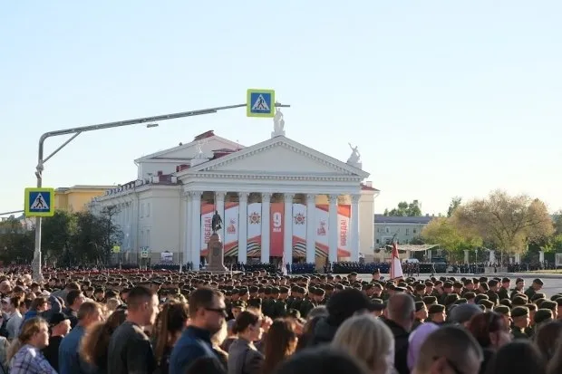 Парад Победы в Волгограде состоится на площади Павших Борцов Администрация Волгоградской области сообщила 9 мая в 10 00 парад Победы пройдет на традиционном месте площади Павших Борцов Ранее в начале апреля планировали нижнюю террасу Центральной набережной в связи с работами по благоустройству у кафедрального собора Александра Невского Однако принято решение вернуться к главной площади города героя В параде примут участие военнослужащие роты почетного караула соединения Южного военного округа сотрудники силовых ведомств региона юнармейцы и представители молодежных патриотических движений По традиции пройдут колонны исторической военной техники включая танк Т 34 События по волгоградски по волгоградски Подписывайся в МАХ