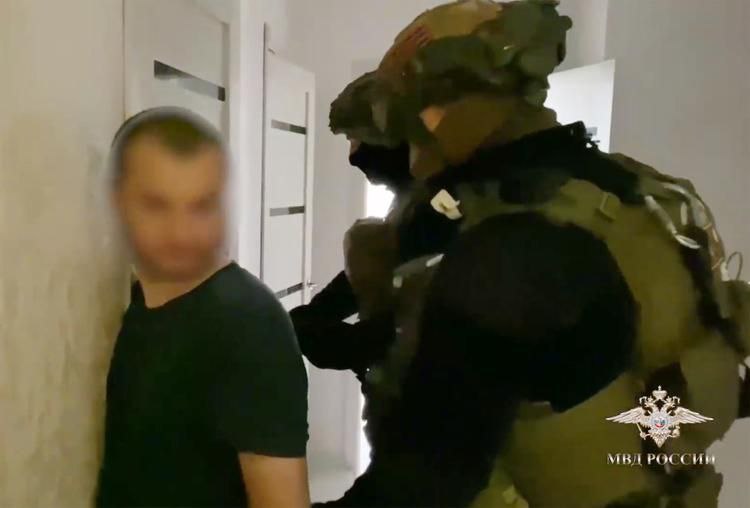 В Москве задержали участников преступной группировки, инсценировавших более 500 ДТП ради страховых выплат Общий ущерб превысил 100 миллионов рублей. Правоохранители установили, что участники группы скупали подержанные иномарки и использовали их для фиктивных аварий, сообщила официальный представитель МВД России Ирина Волк.