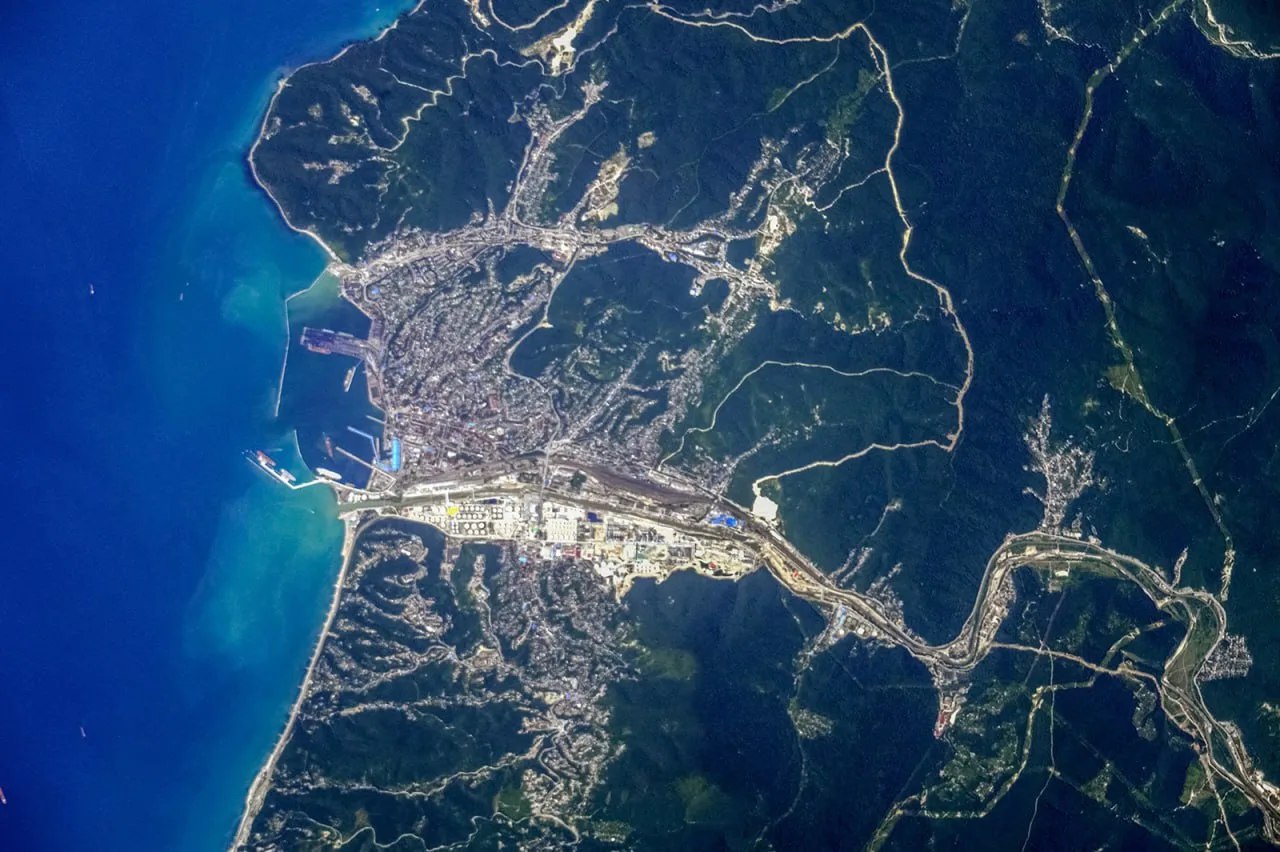 Российский космонавт Олег Артемьев вчера выложил в своем канале снимок Туапсе Там можно найти и другие виды нашего города с орбиты Летчик космонавт делает многочисленные снимки по заявкам подписчиков со всего мира На его канал подписано почти 27 000 человек Во вчерашней публикации Артемьев написал Экипаж снова разбираем ваши заявки и сегодня на снимках  Крым  Нижний Новгород  Казань  Екатеринбург  Туапсе