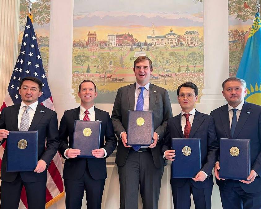 Freedom Holding Corp подписал соглашения с OpenAI и NVIDIA 165 тысяч учителей в Казахстане теперь получат доступ к ChatGPT Edu специальной версии чата для образования Он помогает анализировать большие массивы данных и создавать собственных ИИ ассистентов в сервис встроена большая база знаний и многое другое Цель проекта упростить работу преподавателей в стране Freedom Holding также заключил соглашение с NVIDIA о создании Суверенного центра искусственного интеллекта мощностью 100 МВт Проект реализуют вместе с Министерством цифровизации и искусственного интеллекта Казахстана чтобы стартапы и ИИ бенефициары могли развивать масштабные проекты в Центральной Азии Таким образом Freedom Holding Corp продолжает движение к цели сделать Евразийский континент сильным технологическим хабом