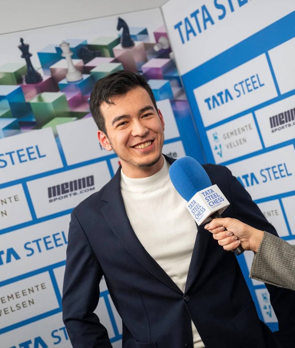 Нодирбек Абдусатторов победитель турнира Tata Steel Masters 2026 В Вейк ан Зее завершился традиционный фестиваль открывающий шахматный календарь В главном турнире перед последним туром в лидерах шли гроссмейстеры из Узбекистана Нодирбек Абдусатторов и Жавохир Синдаров В последнем туре и Абдусатторов и Синдаров добились победы в итоге Абдусатторов занял чистое первое место а Синдаров финишировал вторым Третье место разделили три шахматиста Винсент Кеймер Ханс Ниманн и Йорден ван Форест Для индийских шахматистов турнир сложился неудачно Арджун Эригайси Рамешбабу Прагнанандха и Аравинд Читамбарам финишировали в нижней части таблицы По итогам турнира и Эригайси и Прагнанандха вылетели из топ 10 мирового рейтинг листа Турнир Tata Steel Challengers 2026 победитель которого гарантирует себе место в главном турнире в следующем году завершился победой американца Энди Вудворда На пол очка от Вудворда отстал Василий Иванчук еще на пол очка Айдын Сулейманлы который в последнем туре потерпел поражение и не смог вмешаться в борьбу за первое место Фото Lennart Ootes новости турнир