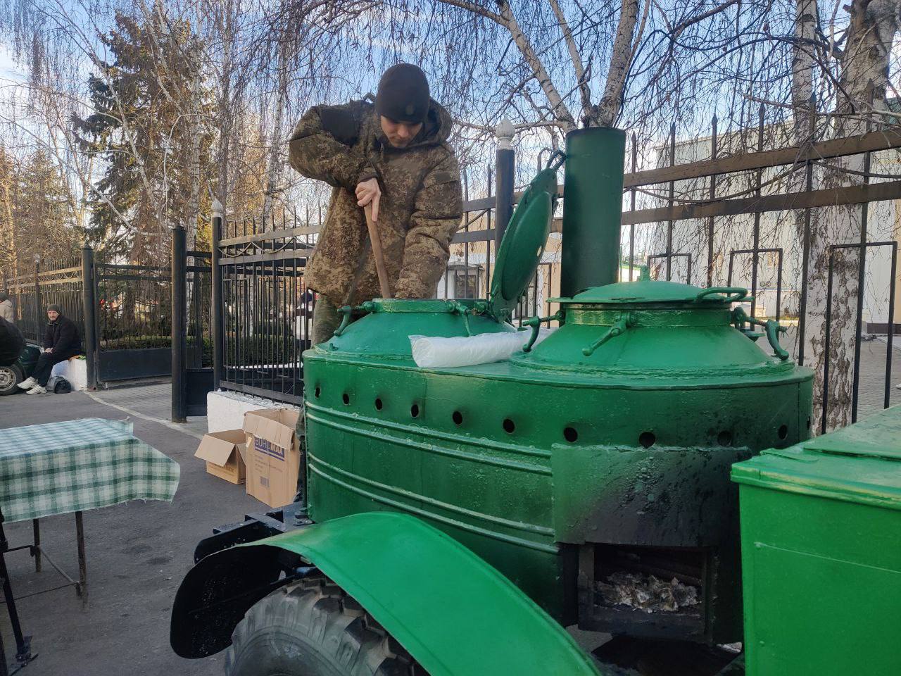 У Преображенского собора в Бендерах установили полевую кухню и угощают всех солдатской кашей, горячим чаем и изваром.