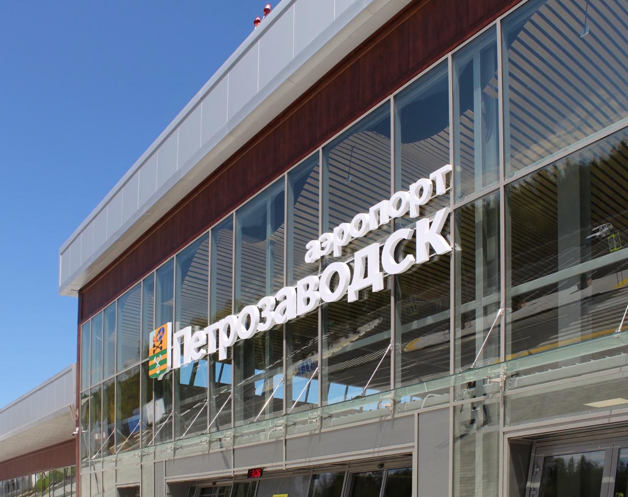 Перелёты между Петрозаводском и Минском будут подтвердил сегодня в ходе прямой линии по итогам года глава Карелии Артур Парфенчиков Кроме того возобновится ависаообщение с Мурманском пообещал руководитель региона поскольку очень много запросов от граждан в том числе и от мурманчан По его словам прорабатывается запуск и других маршрутов в Нижний Новгород и Самару в частности В настоящий момент в аэропорту Петрозаводска представлена только одна российская авиакомпания Северсталь Она выполняет рейсы в из Москвы Екатеринбурга Калининграда и Минеральных Вод tripfarearea RU Подпишись